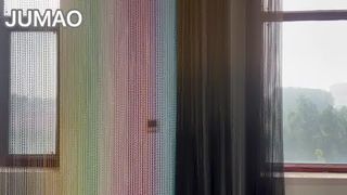 Видео с завода: многоцветные шторы с металлическими крючками